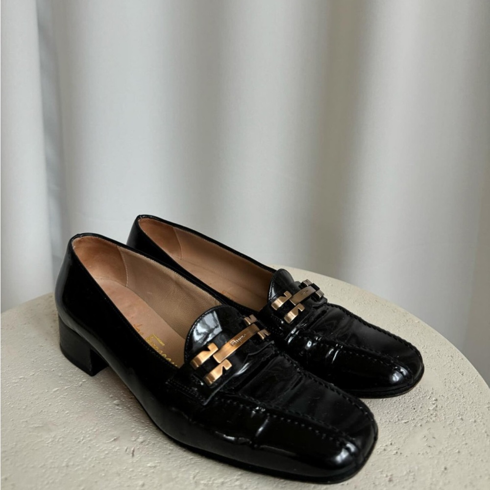 SALVATORE FERRAGAMO BLACK PATENT LEATHER LOAFERS SIZE 37